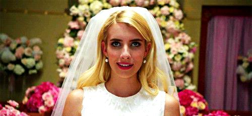 Scream Queens Chanel Oberlin verso l'altare in Scream Queens