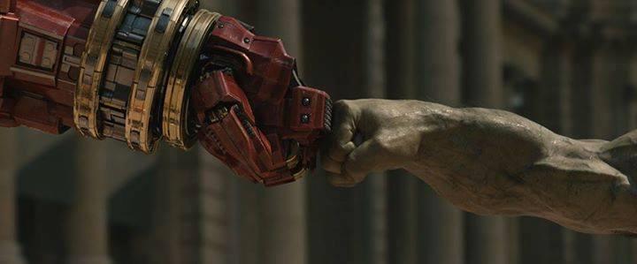 L'iconico pugno tra Iron Man e Hulk in Avengers: Age of Ultron Scena di Avengers: Age of Ultron con Hulk e Iron Man nella Hulkbuster