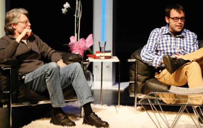 Stephen King e Owen King hanno scoperto una terza voce Stephen King e Owen King in un salotto