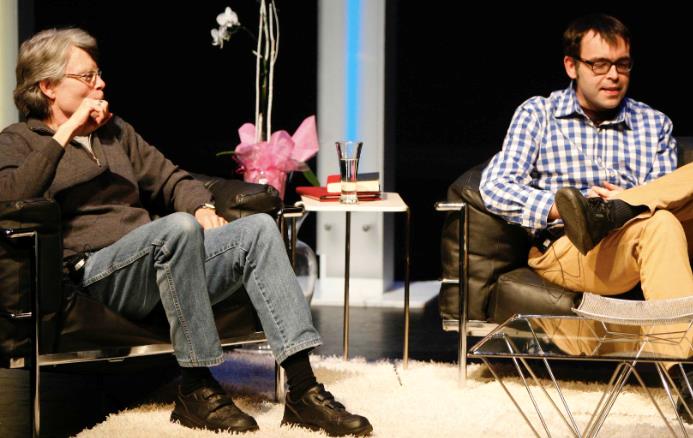 Stephen King e Owen King hanno scoperto una terza voce Stephen King e Owen King in un salotto