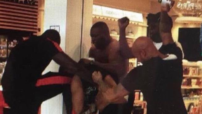 Regolamento di conti tra due rapper francesi all'aeroporto di Orly Un fermo immagine del video della rissa tra i rapper francesi