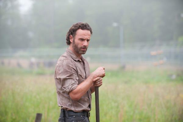 Rick Grimes in tenuta Farmville in The Walking Dead Rick Grimes al lavoro nel suo orto in The Walking Dead