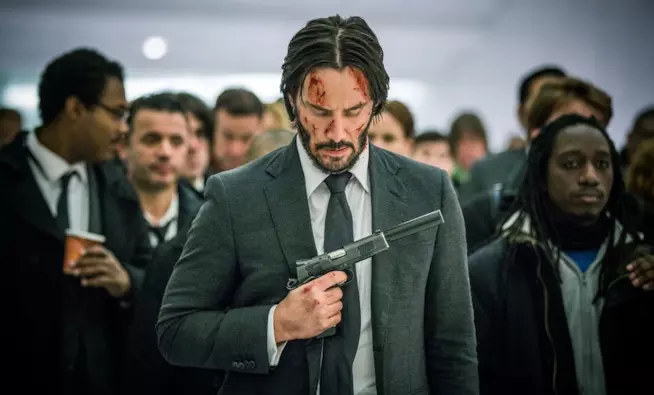 John Wick 3: il cast completo del sequel include anche Halle Berry e Anjelica Huston Keanu Reeves nei panni di John Wick