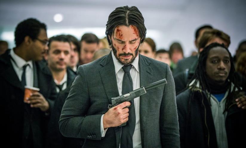 John Wick 3: il cast completo del sequel include anche Halle Berry e Anjelica Huston Keanu Reeves nei panni di John Wick