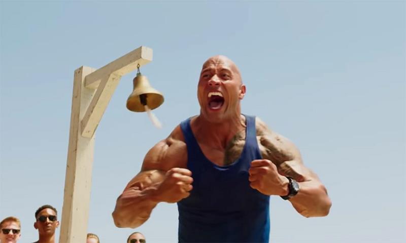 La grinta di The Rock non passa inosservata The Rock in una scena del film Baywatch