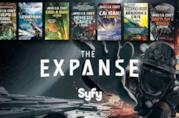 La grande saga di The Expanse nasce dai romanzi e finisce in TV Copertine dei sette romanzi della saga The Expanse su sfondo pubblicitario di SyFy per la serie TV