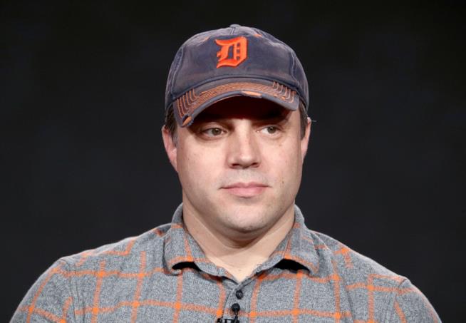 Geoff Johns pensa al futuro di DC Films Mezzobusto di Geoff Johns assorto, su sfondo nero