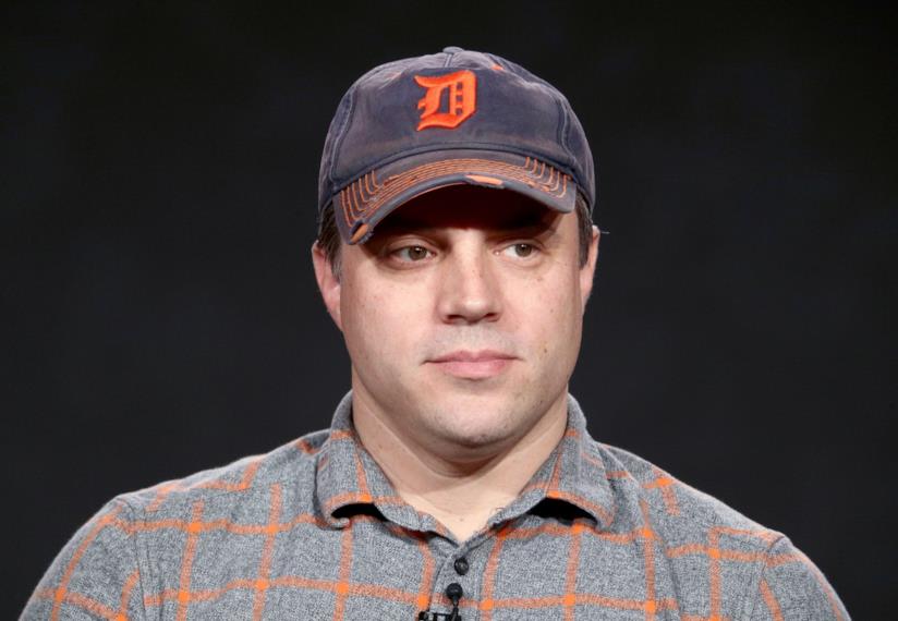 Geoff Johns pensa al futuro di DC Films Mezzobusto di Geoff Johns assorto, su sfondo nero