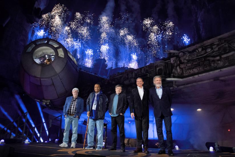 Star Wars: Galaxy's Edge, Harrison Ford omaggia Peter Mayhew in occasione dell'apertura Un primo piano di due stormtrooper