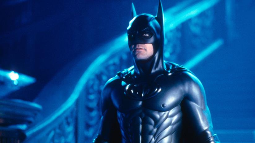 George Clooney si assume la responsabilità del flop di Batman & Robin Un primo piano di George Clooney come Batman, in Batman & Robin