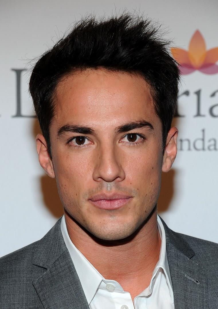 Michael Trevino sarà il nuovo Kyle Valenti nel reboot di Roswell Michael Trevino interpreta Kyle Valenti nel reboot di Roswell