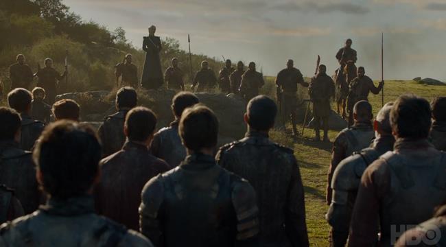 Daenerys parla ai soldati Lannister Daenerys nell'episodio 5 di Game of Thrones 7