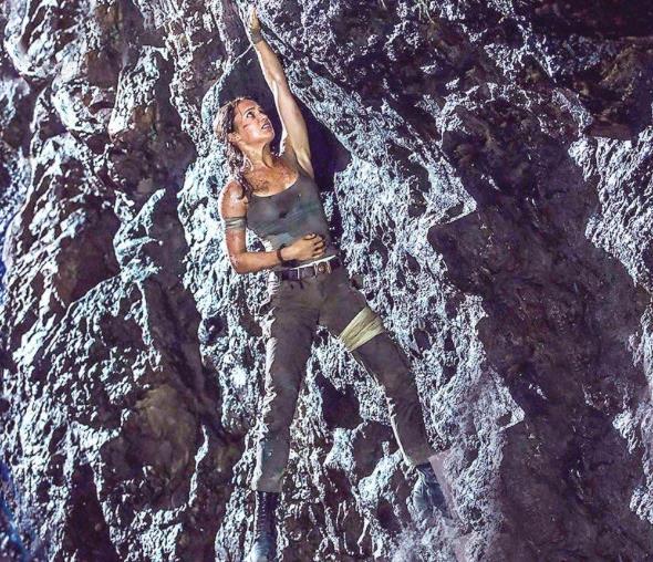 Tomb Raider 2018 Una scena di Alicia Vikander che si arrampica in Tomb Raider 2018