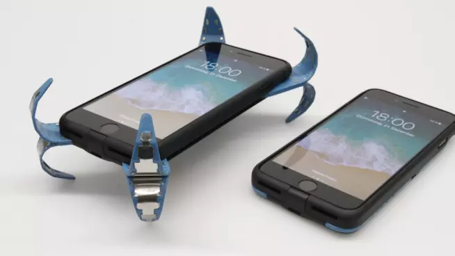 In arrivo la custodia per iPhone con l'airbag Due iPhone con la custudia creata da Frenzel
