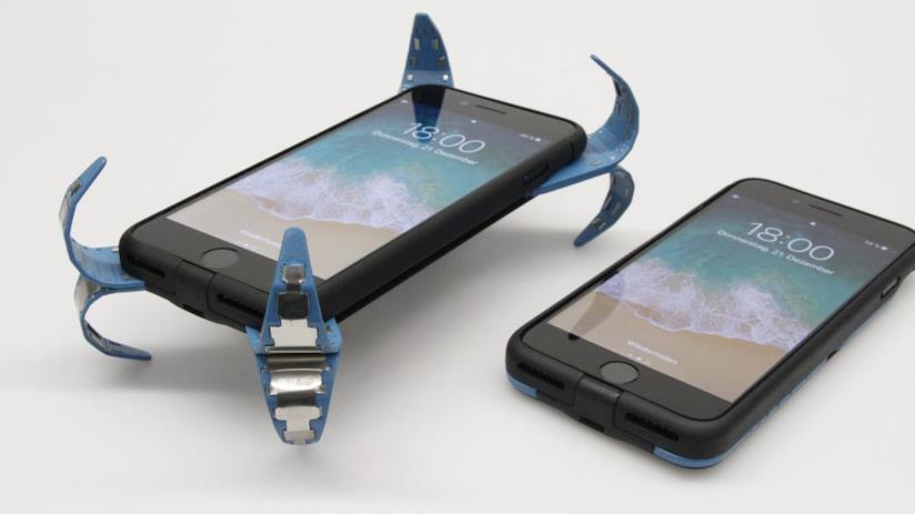 In arrivo la custodia per iPhone con l'airbag Due iPhone con la custudia creata da Frenzel