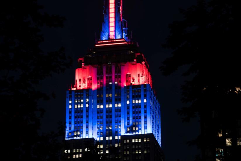 L'Empire State Building si tinge coi colori di Spider-Man: Far From Home Un primo piano di Spider-Man nel poster di Far From Home