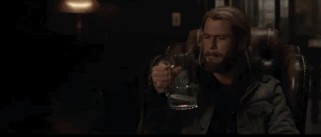 A Thor piace il tipo di magia di Doctor Strange Il boccale di Thor si riempie per magia grazie al Doctor Strange