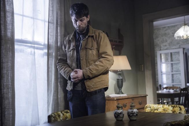 Patrick Fugit in uno scatto promozionale di Outcast Uno scatto promozionale di Outcast con Patrick Fugit