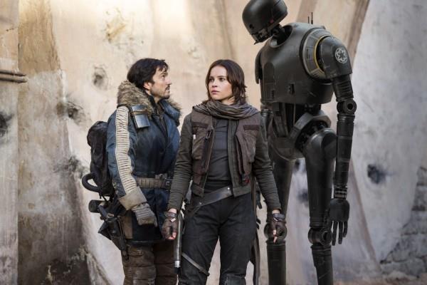 Rogue One raccoglie ottime critiche da giornalisti e pubblico dalle prime proiezioni Rogue One: Diego Luna e Felicity Jones in una scena