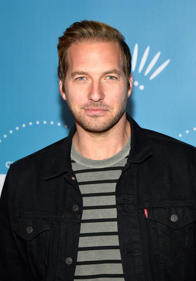 Ryan Hansen è Dick Casablancas Ryan Hansen interpreta Dick Casablancas