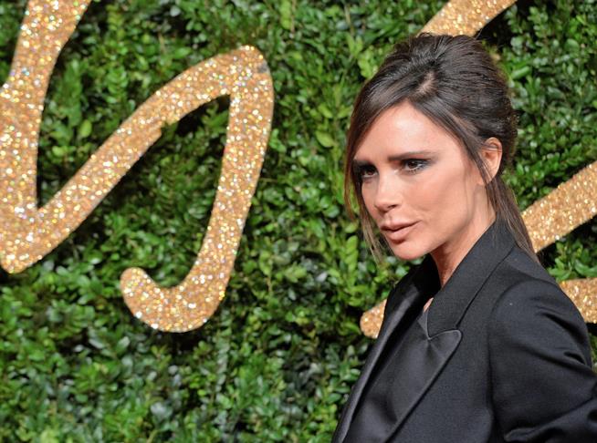 Victoria Beckham e il microfono spento con le Spice Girls Primo piano di Victoria Beckham
