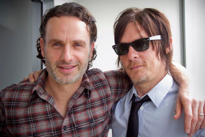 Andrew Lincoln e Norman Reedus si fanno spesso scherzi, anche pesanti, sul set Andrew Lincoln e Norman Reedus abbracciati e sorridenti