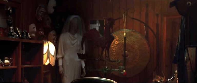 Annabelle Comes Home: la Sposa Annabelle Comes Home: l'abito della Sposa