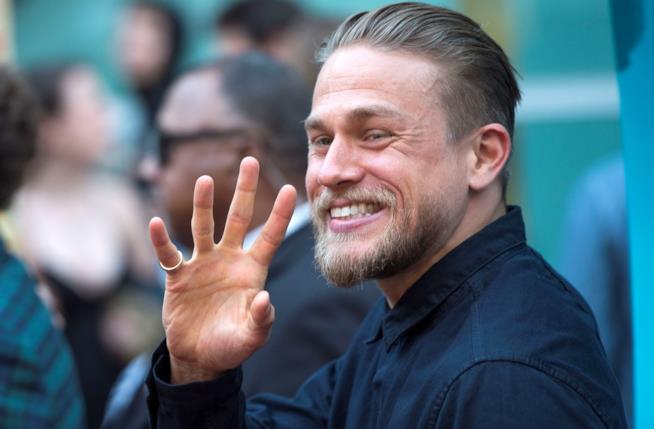 Charlie Hunnam forse ci sarà nello spin-off di Sons of Anarchy Il sorridente Charlie Hunnam, protagonista di Sons of Anarchy