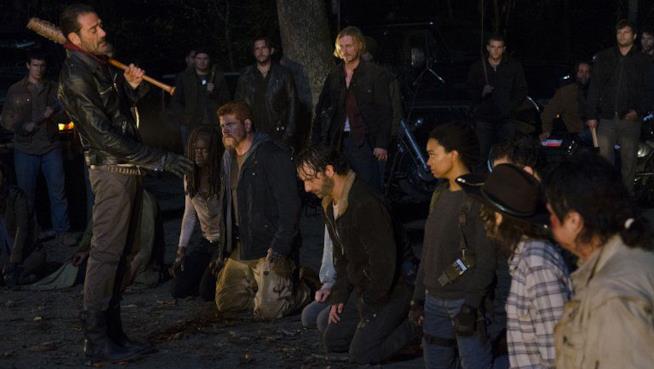 Negan durante l'esecuzione di uno dei sopravvissuti di The Walking Dead L'immagine del momento dell'esecuzione di Negan