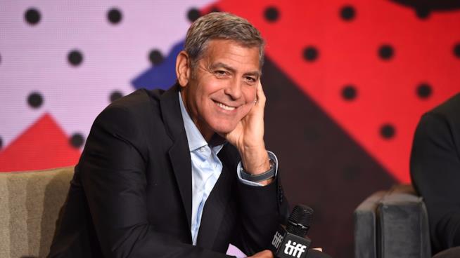 George Clooney ha donato 1 milione di dollari a tutti i suoi amici e delle cuffie lussuose ai passeggeri del suo aereo George Clooney