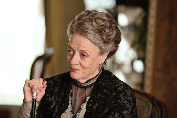 Maggie Smith e il bastone per allontanare presenze indesiderate Maggie Smith in Downton Abbey