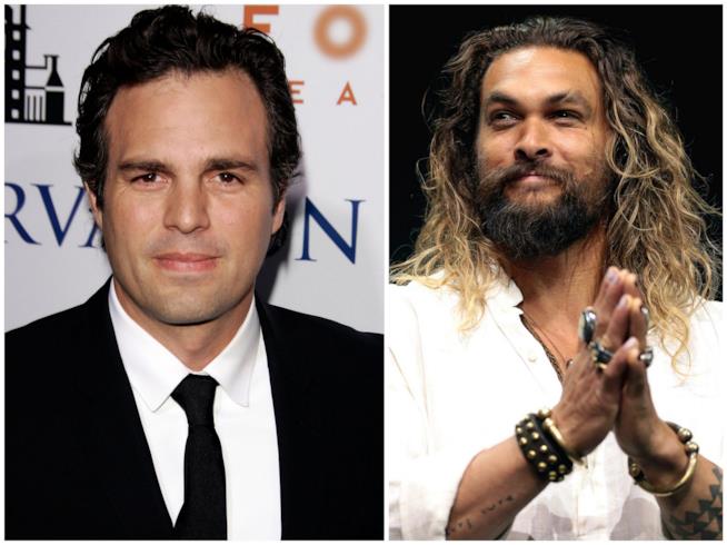 Mark Ruffalo si maschera per fare una foto con Jason Momoa Mark Ruffalo e Jason Momoa