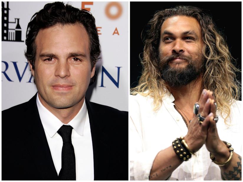 Mark Ruffalo si maschera per fare una foto con Jason Momoa Mark Ruffalo e Jason Momoa