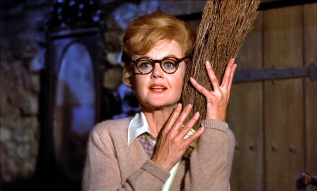 Quali sono le migliori performance dell'inossidabile Angela Lansbury? Ecco una classifica Angela Lansbury in una scena di Pomi d'ottone e manici di scopa