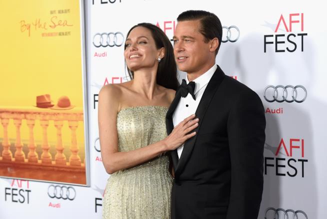 Angelina Jolie parla di nuovo con Brad Pitt Primo piano di Angelina Jolie e Brad Pitt