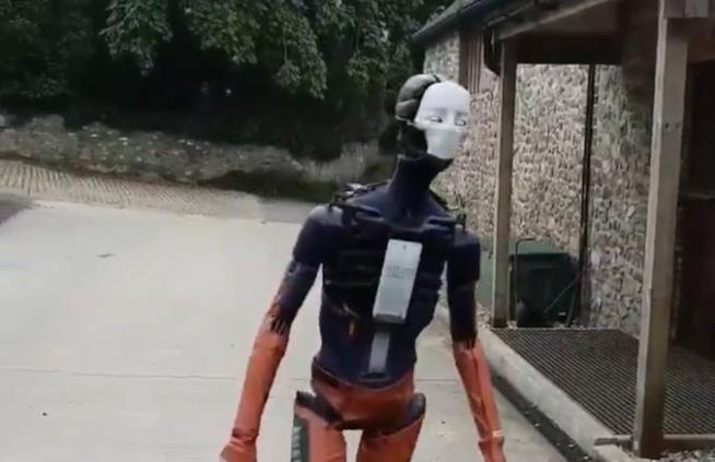 Il video del robot che ha spaventato il web intero Il robot comparso nella serie web Adam