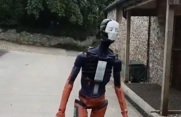 Il video del robot che ha spaventato il web intero Il robot comparso nella serie web Adam