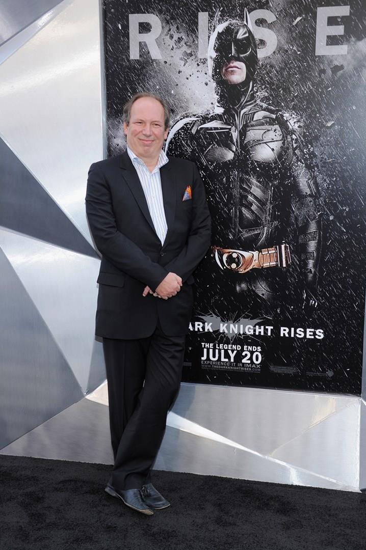 Hans Zimmer Hans Zimmer davanti al poster de Il Cavaliere Oscuro - Il Ritorno