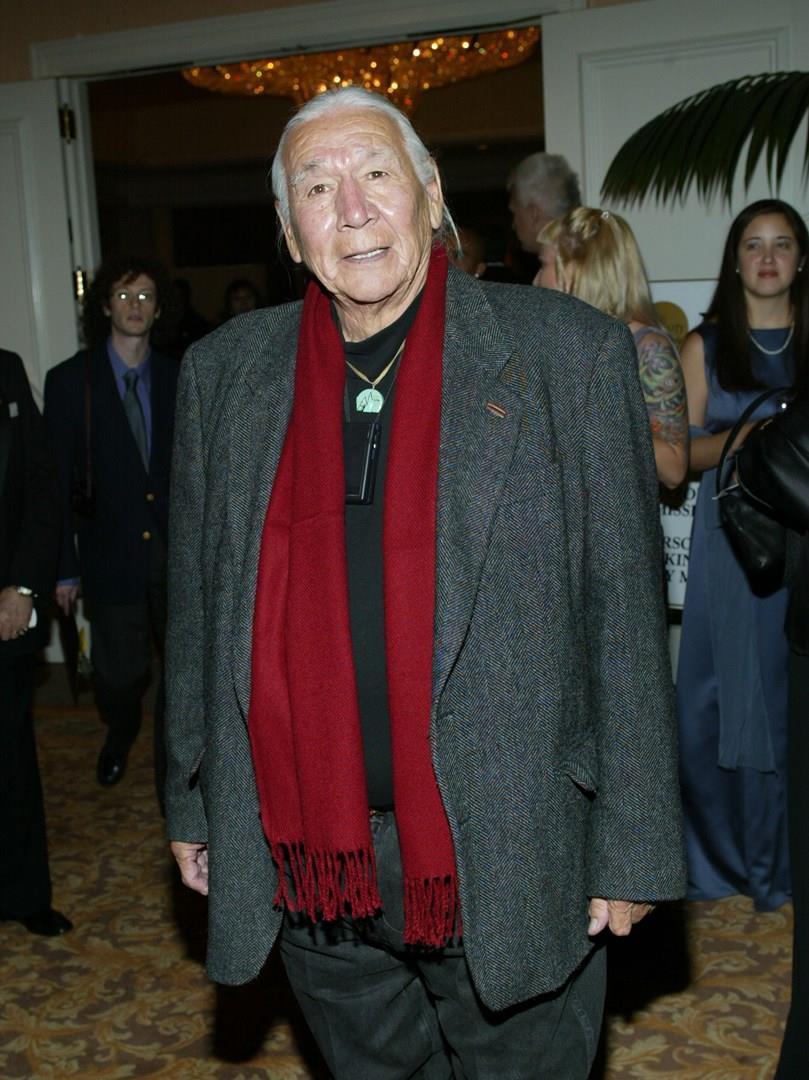 Floyd Westerman ha recitato in Walker Texas Ranger Floyd “Red Crow” Westerman in posa per una foto