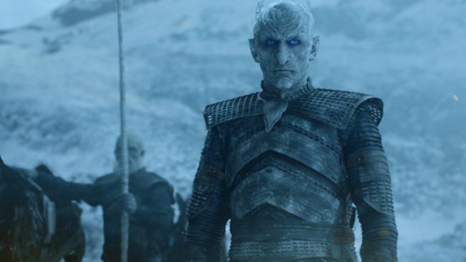 Vuoi essere il Night King? Usa l'app di Facebook! Il Re della Notte osserva intensamente il drago di Daenerys
