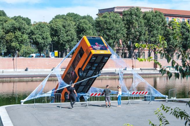 Le ragnatele di Spider-Man salvano un bus a Milano: trovata promozionale per il gioco PS4 L'autobus salvato da Spider-Man mentre si inabissava nella Darsena