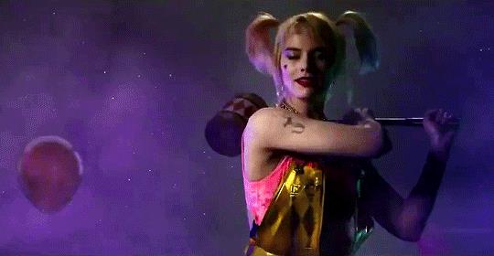 Birds of Prey: il teaser con Harley Quinn vs i palloncini di Pennywise (raccontato in GIF) Harley Quinn prende a martellate i palloncini di Pennywise nel teaser di Birds of Prey