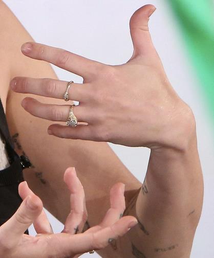 Miley Cyrus: anello di fidanzamento L'anello di fidanzamento di Miley Cyrus