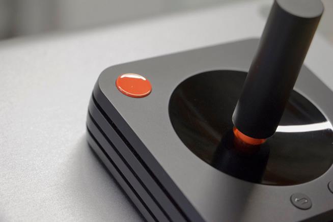 Ataribox, le prime immagini del controller risveglieranno i vostri ricordi Il joystick di Ataribox nel dettaglio