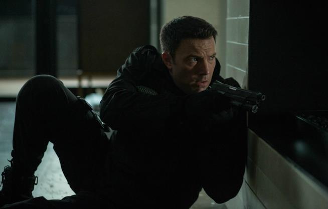 The Accountant, Ben Affleck dopo Batman è un genio matematico Ben Affleck si prepara a far fuoco in una scena del film