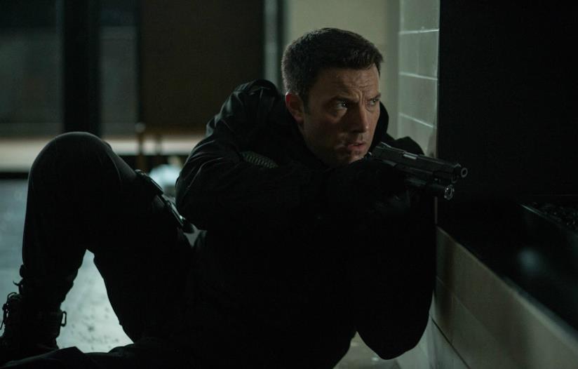 The Accountant, Ben Affleck dopo Batman è un genio matematico Ben Affleck si prepara a far fuoco in una scena del film