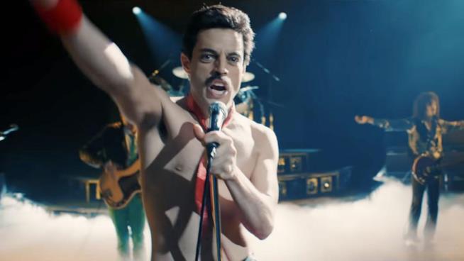 Il libro ufficiale di Bohemian Rhapsody uscirà il 28 marzo Rami Malek si esibisce a torso nudo in una scena di Bohemian Rhapsody