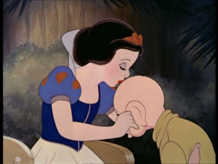 Bacio d'addio Biancaneve dà un bacio a Cucciolo