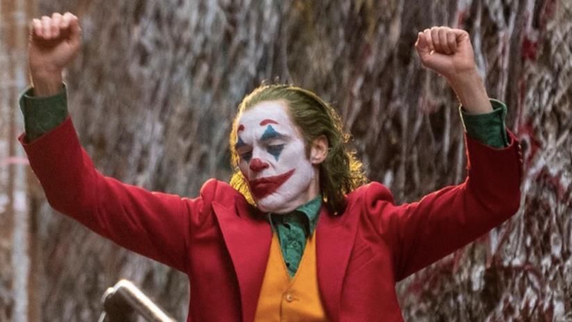 Joker debutta in Italia con oltre un milione di euro (e anche UCI Cinemas prende precauzioni) Joaquin Phoenix balla vestito da Joker in una scena del film