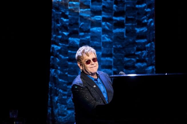 Elton John è stato in pericolo di vita Elton John al pianoforte